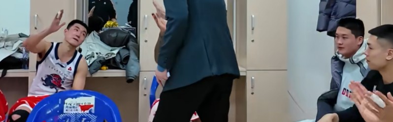 v站-胜辽宁更衣室！邱彪与全队击掌庆祝，讲话重提心态与拼，氛围极佳