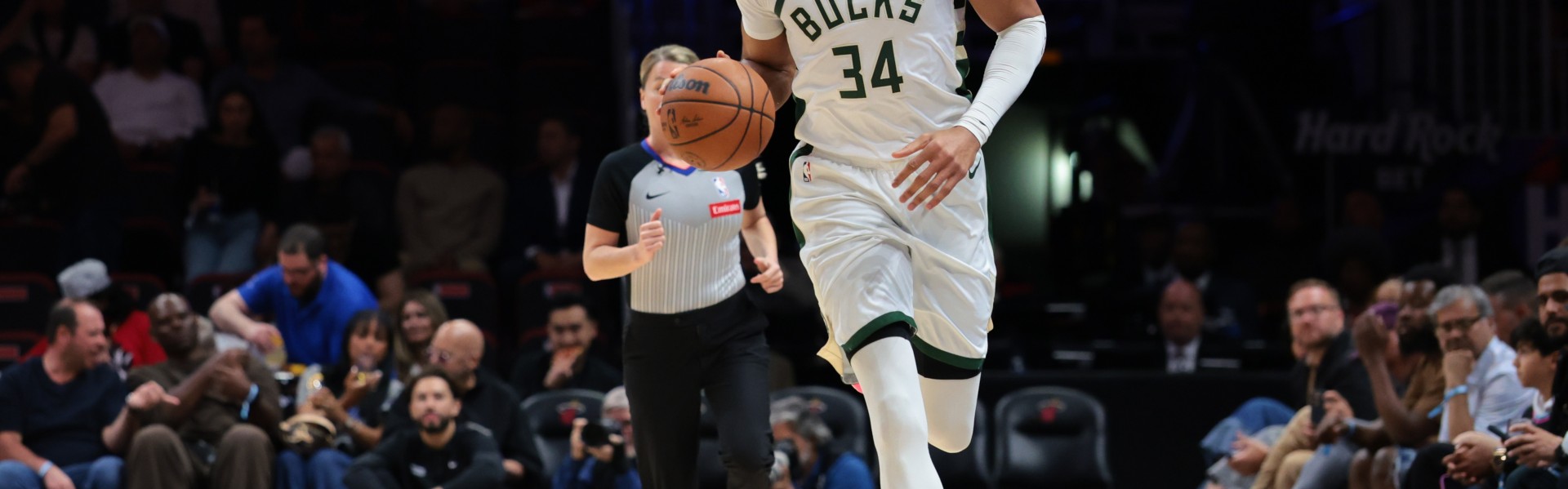 v体育-身手全能！字母哥半场15中7砍下18分11板5助 罚球5中4