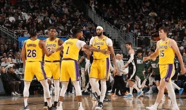 v站体育-詹姆斯缺阵19分大逆转双杀雄鹿 湖人阵容深不可测