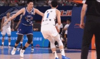 v体育-垫脚、锁喉、五人冲突遭驱逐！京沪生死战引爆火药桶