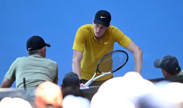 v站-辛纳因澳网争议性幕后一幕遭国外球迷猛烈批评：最令人讨厌的球员