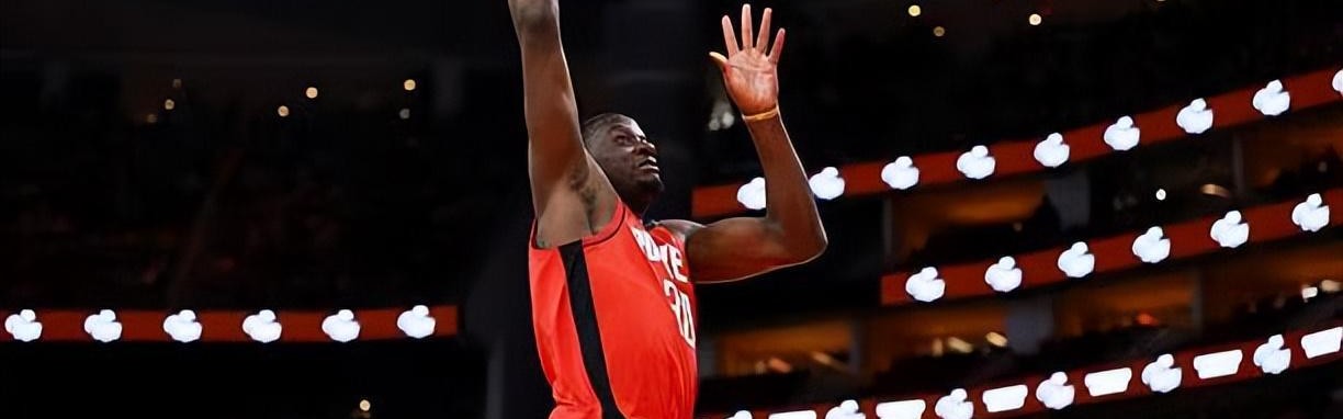 下半场直接被摁在了板凳席上，火箭对于内线老将的信任度依然有限